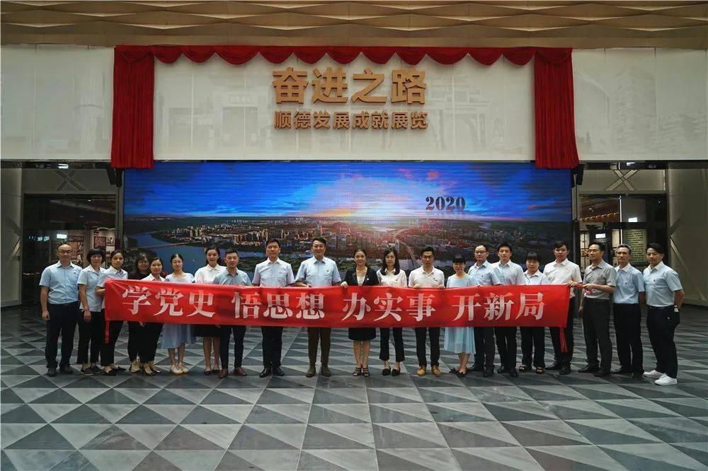 警察战僵尸无敌版